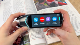 Student using the Scan Reader Pen 4 for studying